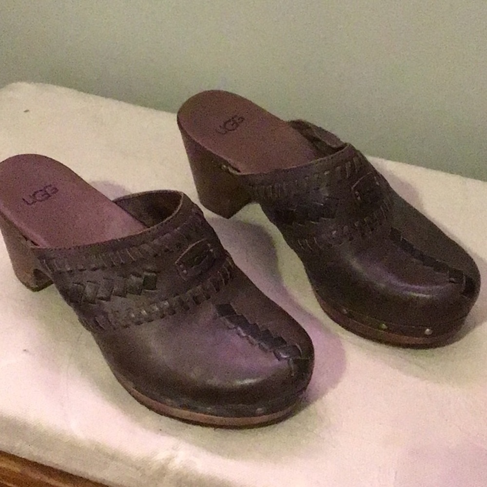 Womens size 5 Ugg clogs